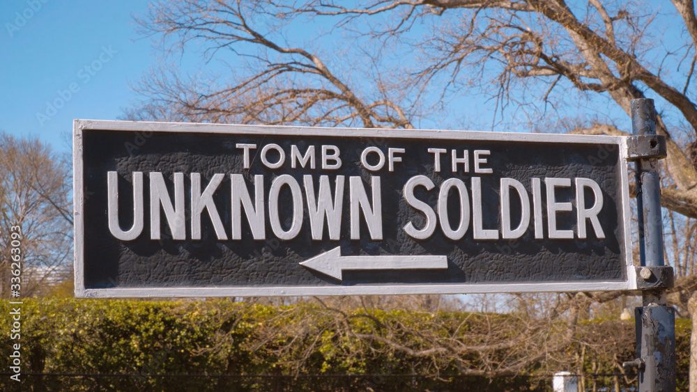 Fototapeta premium The Tomb of the Unknown Soldier at Arlington Cemetery in Washington DC