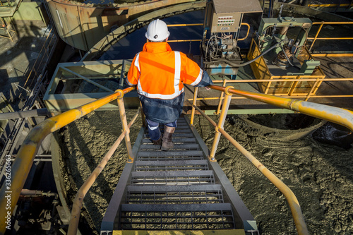 Foto Miner descending stairs of a copper processing mine head in NSW Australia