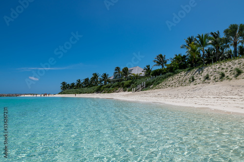 Fototapeta Naklejka Na Ścianę i Meble -  Tropical seascape - view of Cabbage beach (Paradise Island, Nassau, Bahamas).
