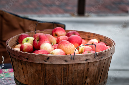 Fotografie red apples in a basket