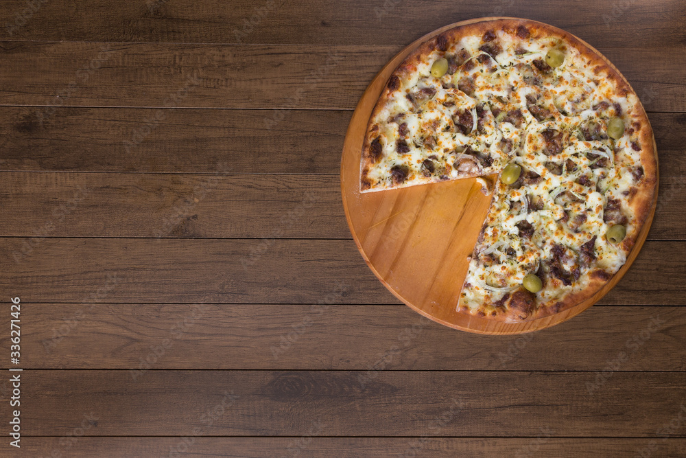 Meat pizza on wooden board. Made with Mozzarella, picanha meat, onion, cheese, tomato sauce and olives. Filet Steak, meat. Pizza without a slice. Top photo. Meat pizza on wooden board. Made with Mozzarella, picanha meat, onion, cheese, tomato sauce and olives. Filet Steak, meat. Pizza without a slice. Top photo.