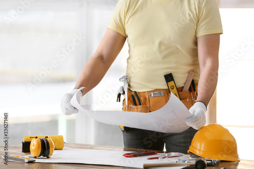 Male builder working with h...