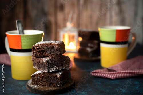 brownie con un desayuno o merienda con te o cafe con un rico chocolate y azucar, en un clima armonioso  photo