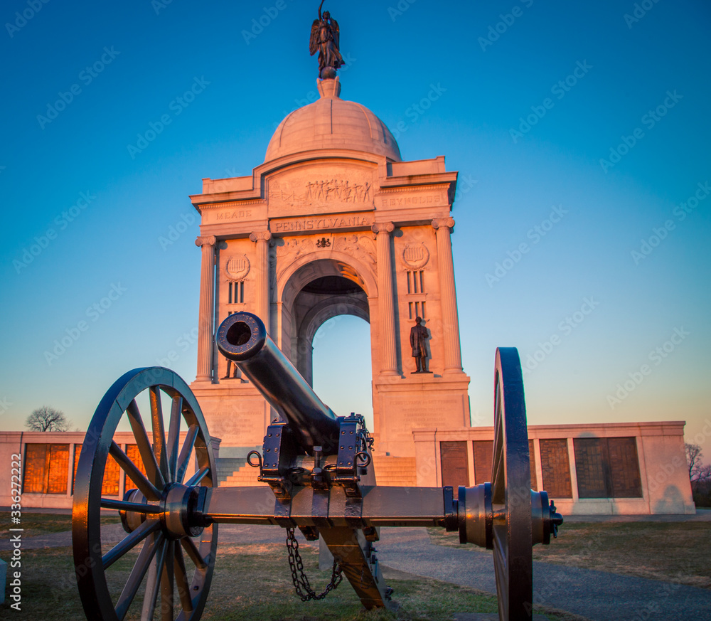 Cannon and war memorial in Gettysburg