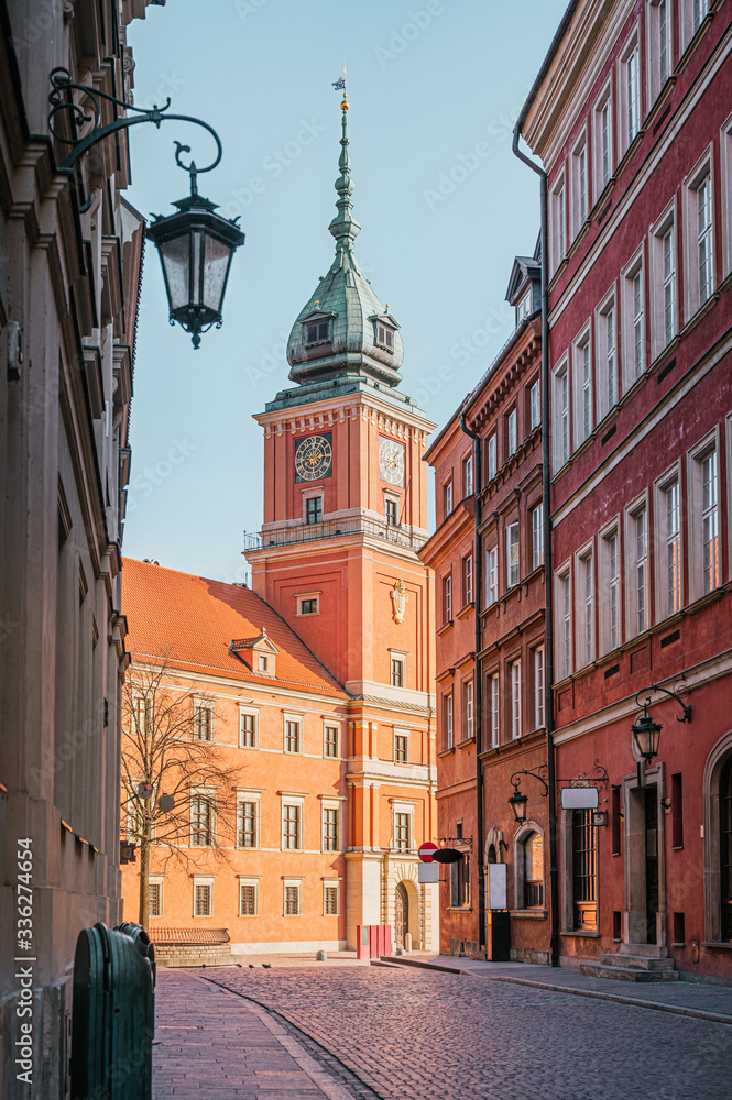Fototapeta premium The Royal Castle of Warsaw at the end of a street in the old town of Warsaw