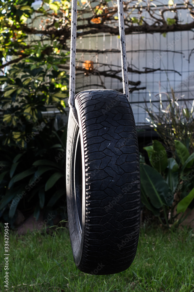 Hamaca hecha con neumáticos de automóvil y cuerda Stock Photo | Adobe Stock