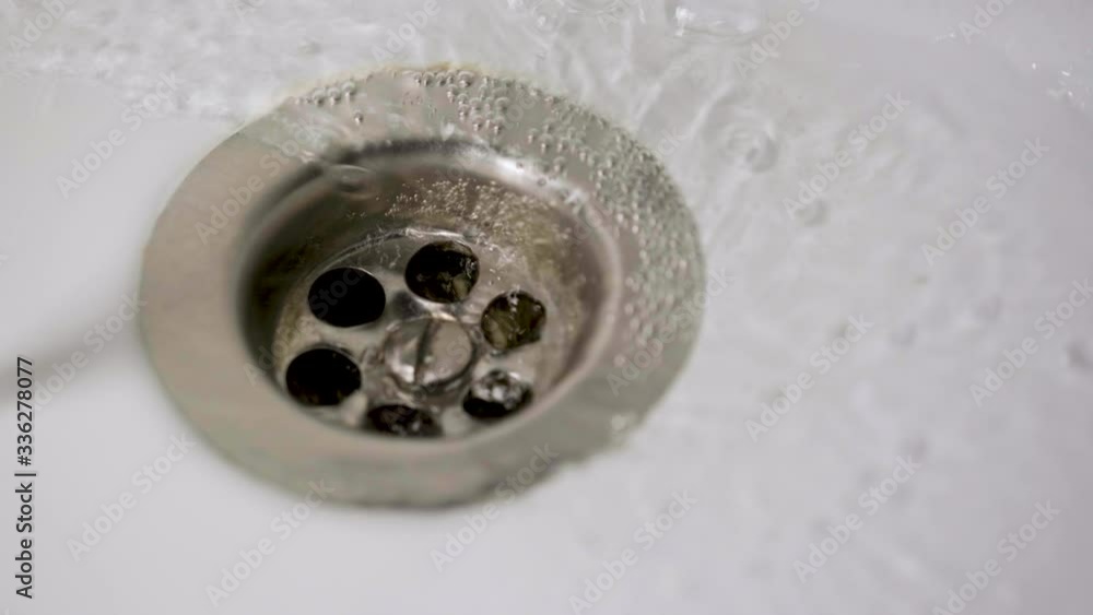 water flows into the drain hole 25 fps water flows into the drain hole 25 fps