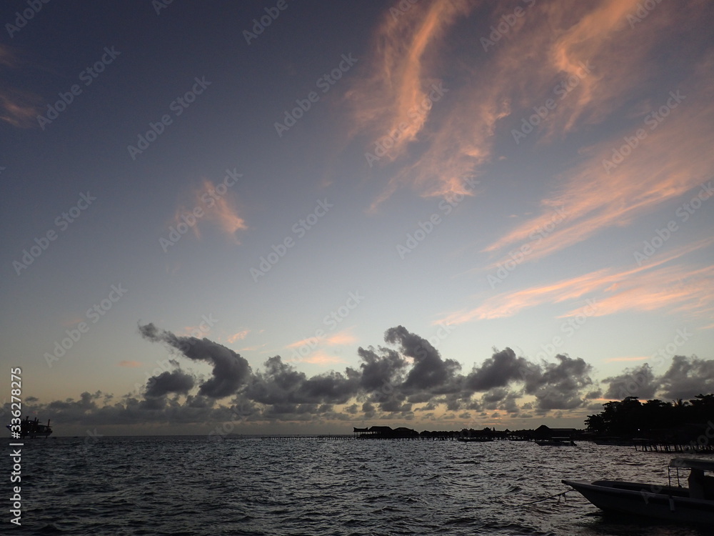 ボルネオの海の朝焼けの雲