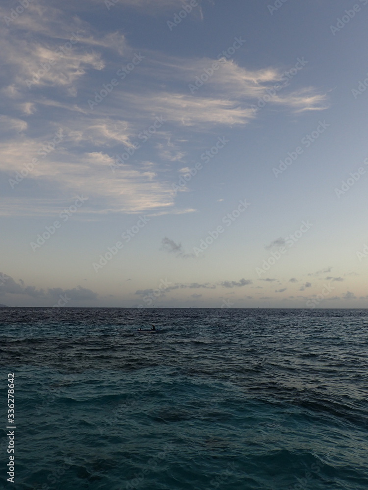 Fototapeta premium ボルネオの海の朝焼けの雲