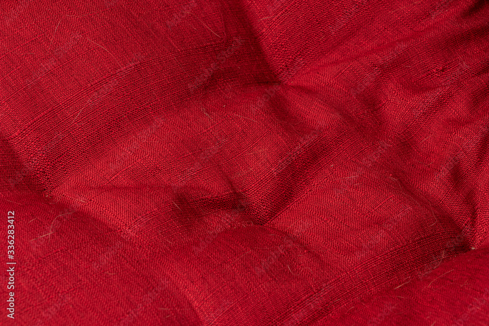 Textura de cojín rojo con las arrugas de las marcas de una persona haberse levantado recientemente Textura de cojín rojo con las arrugas de las marcas de una persona haberse levantado recientemente