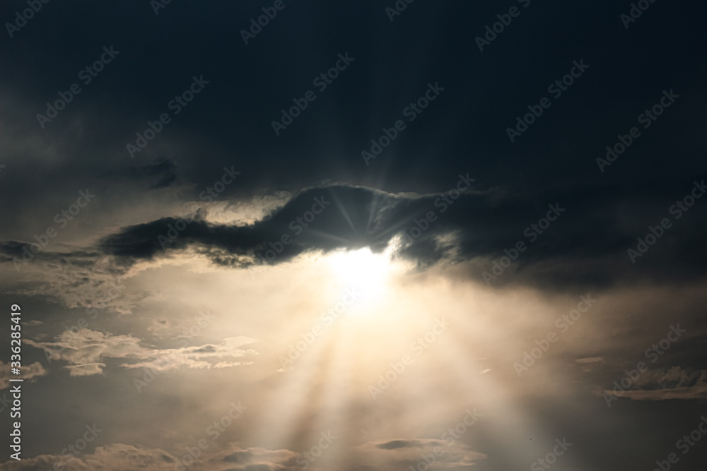 Fototapeta premium sun rays and clouds