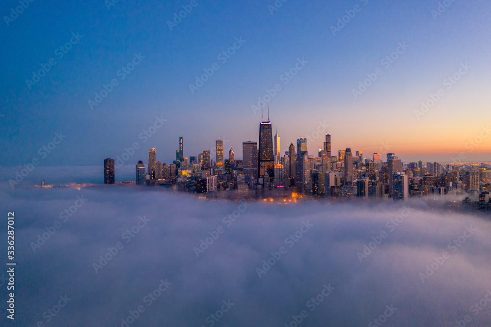 Naklejka premium Śródmieście Chicago pokryte mgłą o zmierzchu