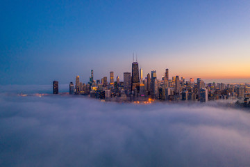 Fotobehang Chicago Mistig downtown Chicago in schemering  © Aerial_Views