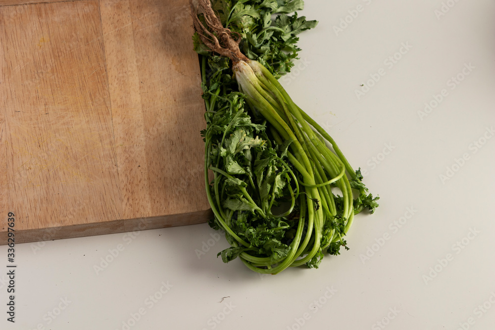 Cilantro en mesa de cocina para preparar comida casera con tabla de ...
