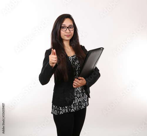 Foto Female Executive Wearing Glasses Points Finger