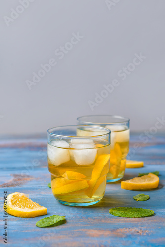 Refreshing iced tea with le...