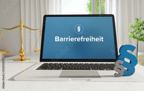 Barrierefreiheit – Recht, Gesetz, Internet. Laptop im Büro mit Begriff auf dem Monitor. Paragraf und Waage.