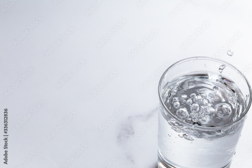 水をグラスに注ぐ。水分補給。健康・スポーツやトレーニング。 水をグラスに注ぐ。水分補給。健康・スポーツやトレーニング。