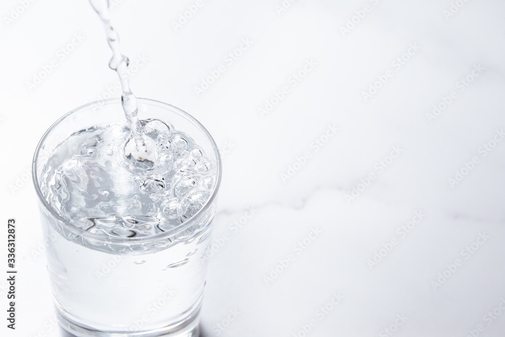 水をグラスに注ぐ。水分補給。健康・スポーツやトレーニング。 水をグラスに注ぐ。水分補給。健康・スポーツやトレーニング。