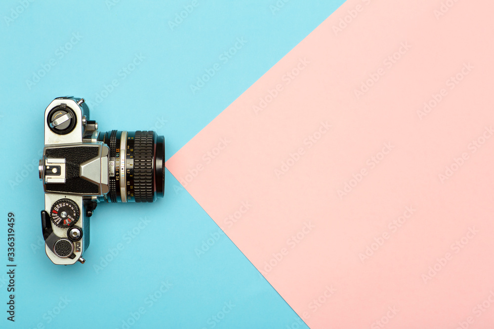 Photo camera creative concept background. Vintage retro photo camera on a colored background. Travel, vacation and photography concept - obrazy, fototapety, plakaty 