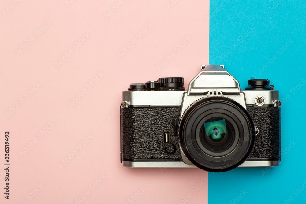 Photo camera creative concept background. Vintage retro photo camera on a colored background. Travel, vacation and photography concept - obrazy, fototapety, plakaty 