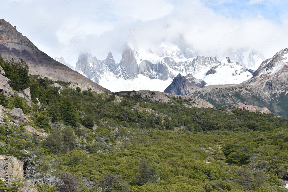Fototapeta premium Szlak wędrowny do Laguna de Los Tres w Parku Narodowym w El Chalten w Argentynie, Patagonii z zaśnieżoną górą Fitz Roy w tle