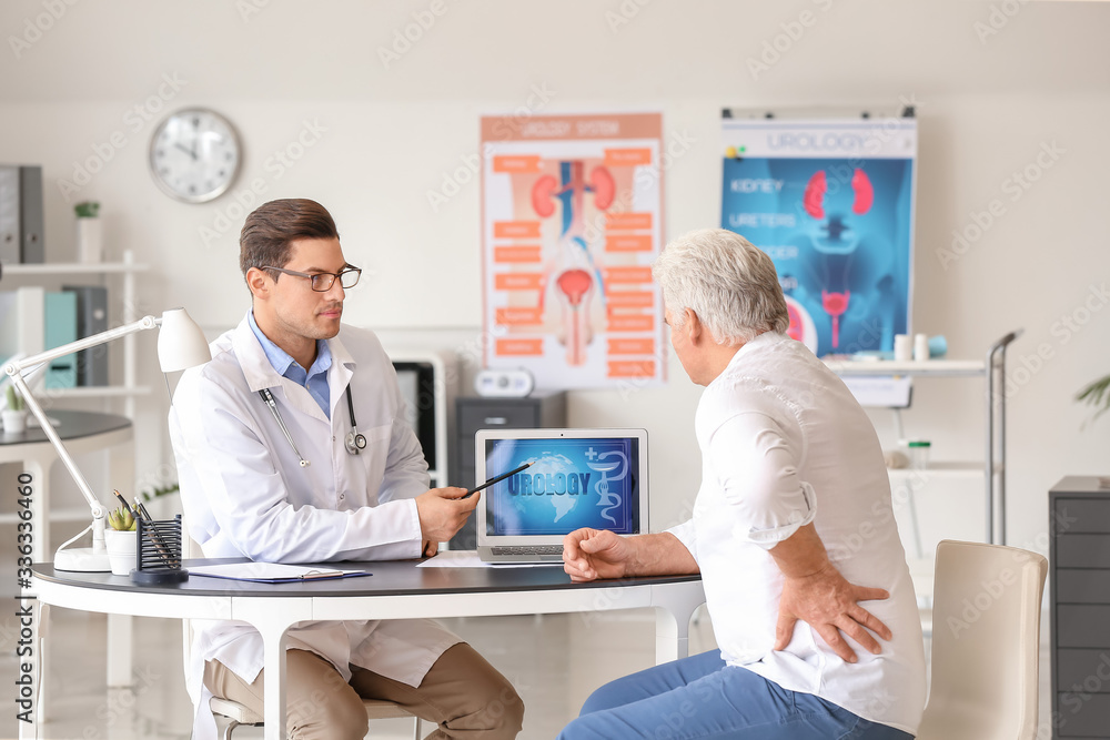 Obraz premium Senior man visiting urologist in clinic