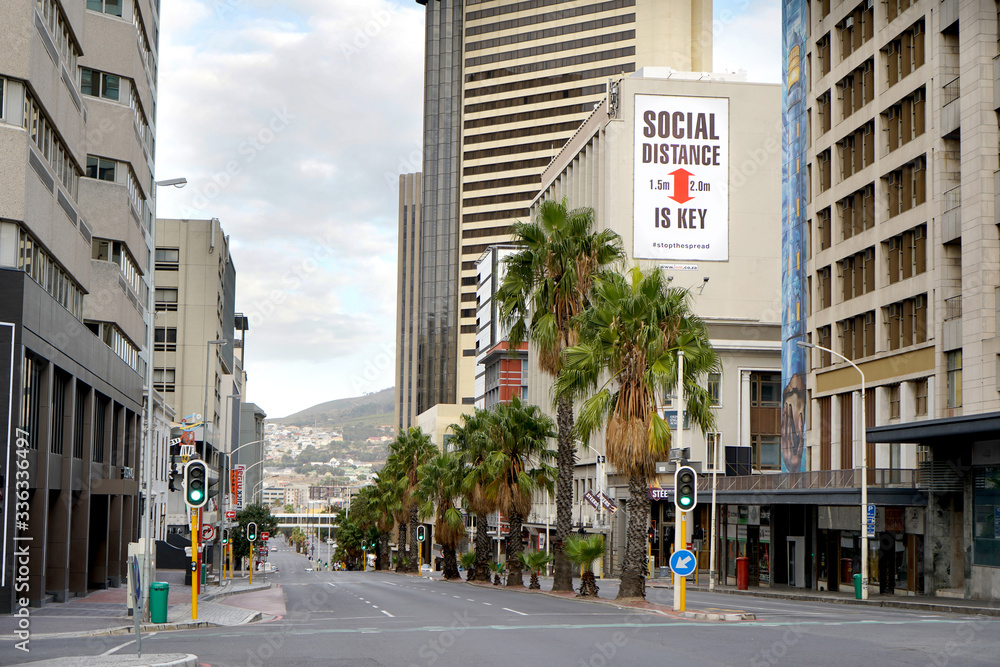 Obraz premium Cape Town, South Africa - 6 April 2020 : Empty streets in Cape Town during the Coronavirus lockdown