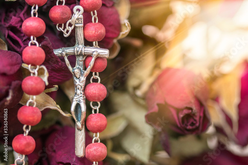 Bild auf Leinwand Catholic rosary and dry roses