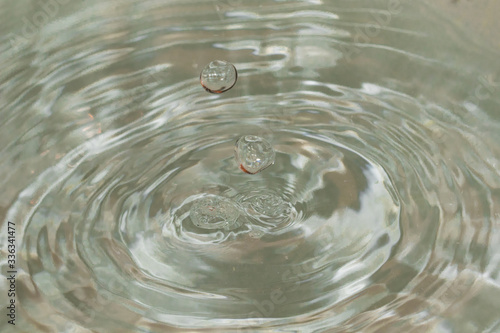 photographie nature morte d’une goutte tombant dans un récipient plein d’eau © Mario