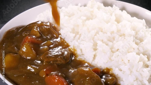 ライスにカレーポットに入ったルーをかけるシーン