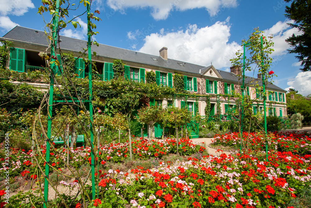 custom made wallpaper toronto digitalEhemaliges Wohnhaus des Impressionisten Claude Monet und heutiges Museum in Giverny in Frankreich