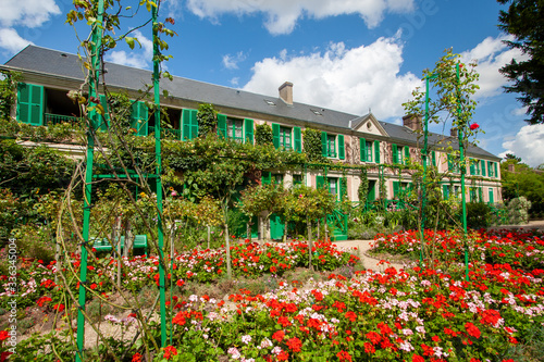 Wallpaper Mural Ehemaliges Wohnhaus des Impressionisten Claude Monet und heutiges Museum in Giverny in Frankreich
 Torontodigital.ca