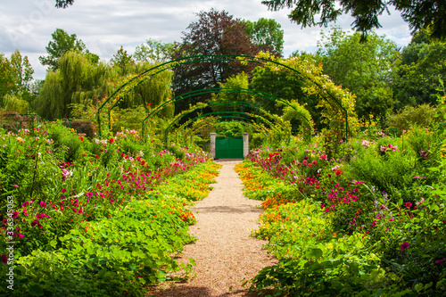 Bepflanzte Torb  gen im Garten des Malers Claude Monet in Giverny in Frankreich 