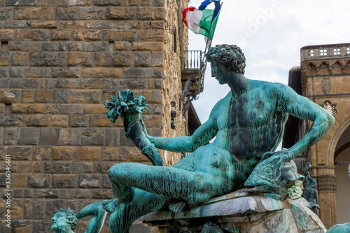 Foto florence neptune fountain detail of scilla and cariddi statue