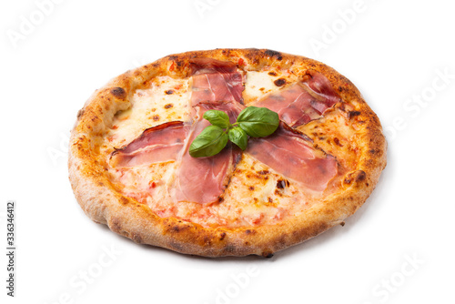 Pizza con fette di prosciutto isolato su fondo bianco
