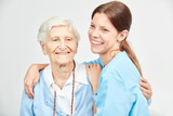 Pflegehilfe im Seniorenheim mit Seniorin
