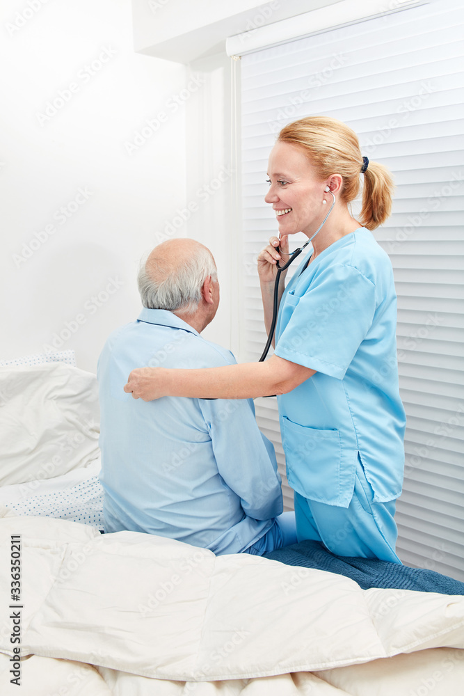 Krankenpfleger hört Patient mit Stethoskop ab Krankenpfleger hört Patient mit Stethoskop ab