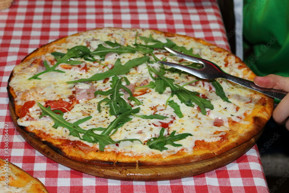 Ham, mozzarella and arugula pizza Ham, mozzarella and arugula pizza