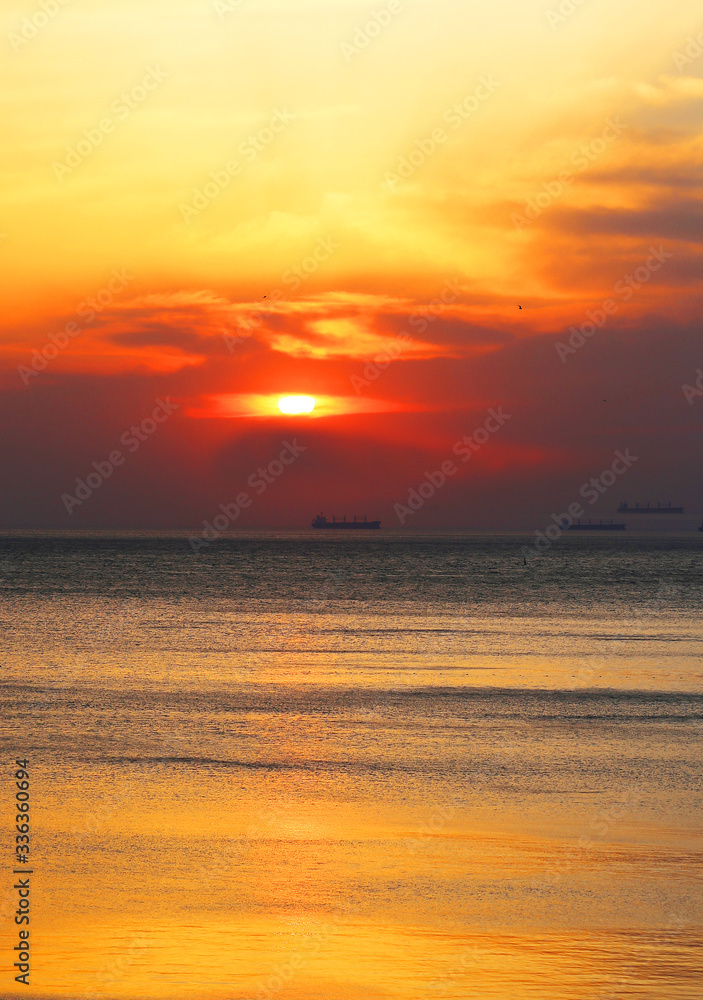 Photo beautiful sunset on the sea coast