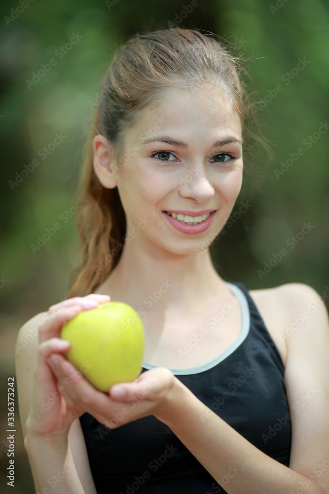 Jeune sportive avec une pomme Jeune sportive avec une pomme