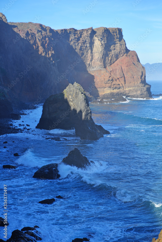 Obraz premium waves crashing on rocks Madeira