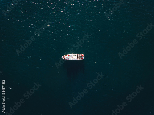 foto aerea de un barco en medio del mar © arnau