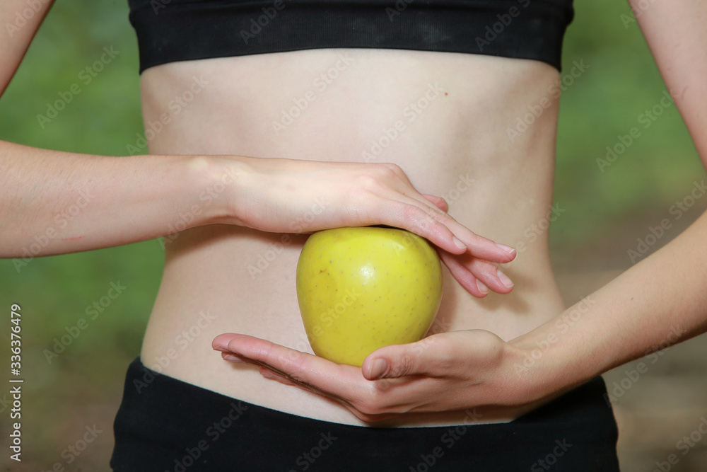 Jeune sportive avec une pomme Jeune sportive avec une pomme