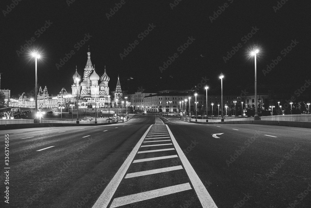 Obraz premium Moscow, Russia - Red square view of St. Basil's Cathedral in the night, the Red square and the bridge are empty due to a quarantine