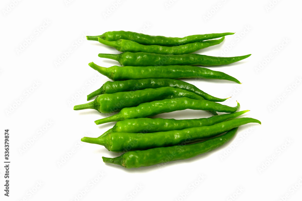 白背景の青唐辛子 コピースペースあり Green chili peppers (chile verde) on white background with copy space 白背景の青唐辛子 コピースペースあり Green chili peppers (chile verde) on white background with copy space