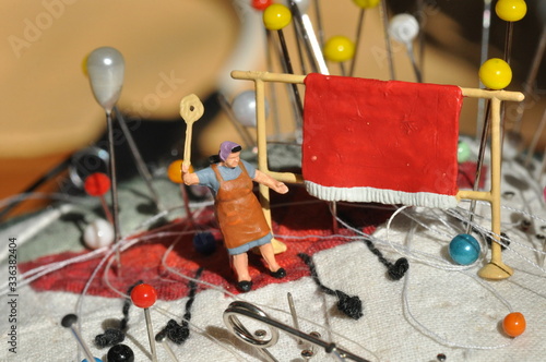 H0 Maßstab Diorama: Frau klopft Teppich auf Teppichstange inmitten eines Nadelkissens 