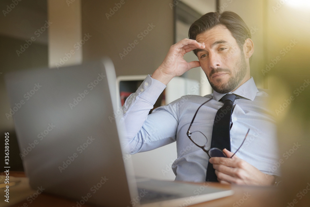 © goodluz - boss in home confinement working on his laptop © goodluz - boss in home confinement working on his laptop