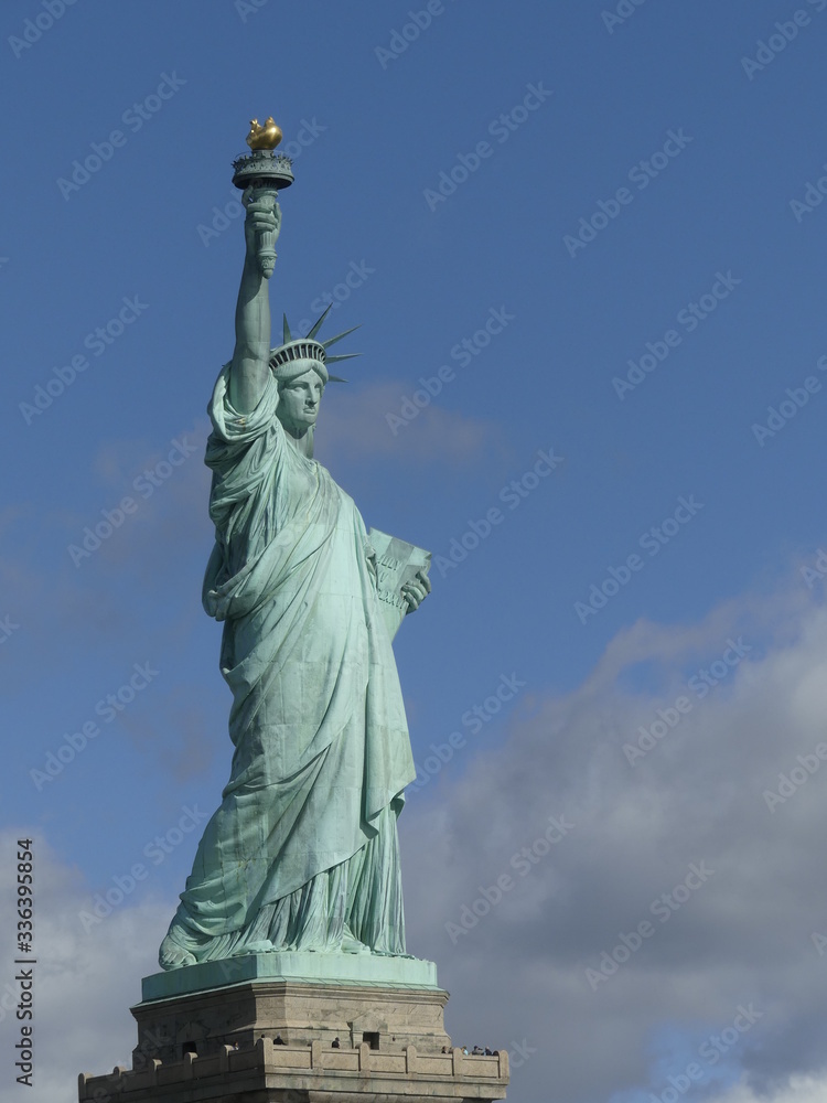 Fototapeta premium Statua Wolności była darem przyjaźni od mieszkańców Francji dla ludzi w Stanach Zjednoczonych. Symbol wolności i demokracji.