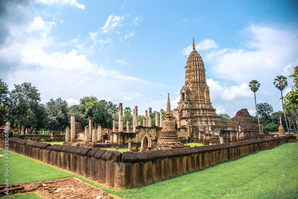 Obraz premium Wat Phra Si Rattana Mahathat - Chaliang at Si Satchanalai Historical Park (Si Satchanalai district, Sukhothai Province, Thailand)